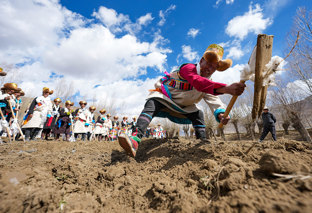 3月16日，西藏山南市结巴乡结巴村村民身着盛装，举行春耕仪式。