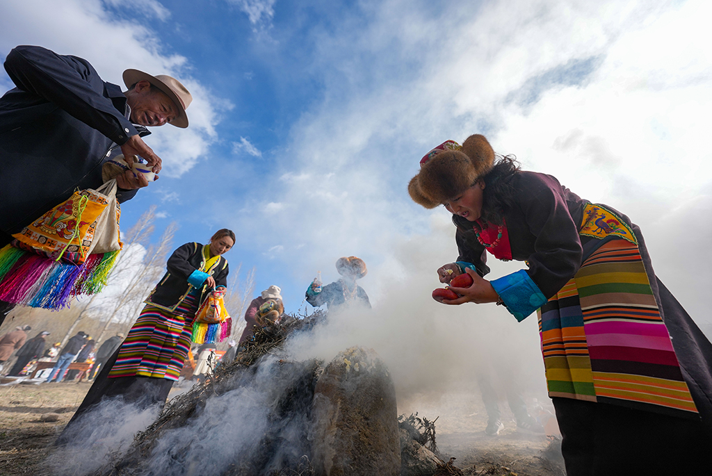 3月16日，西藏山南市结巴乡结巴村村民举行春耕仪式。