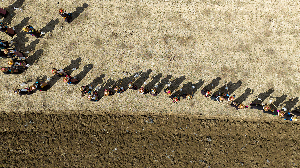 3月16日，西藏山南市结巴乡结巴村举行春耕仪式（无人机照片）。