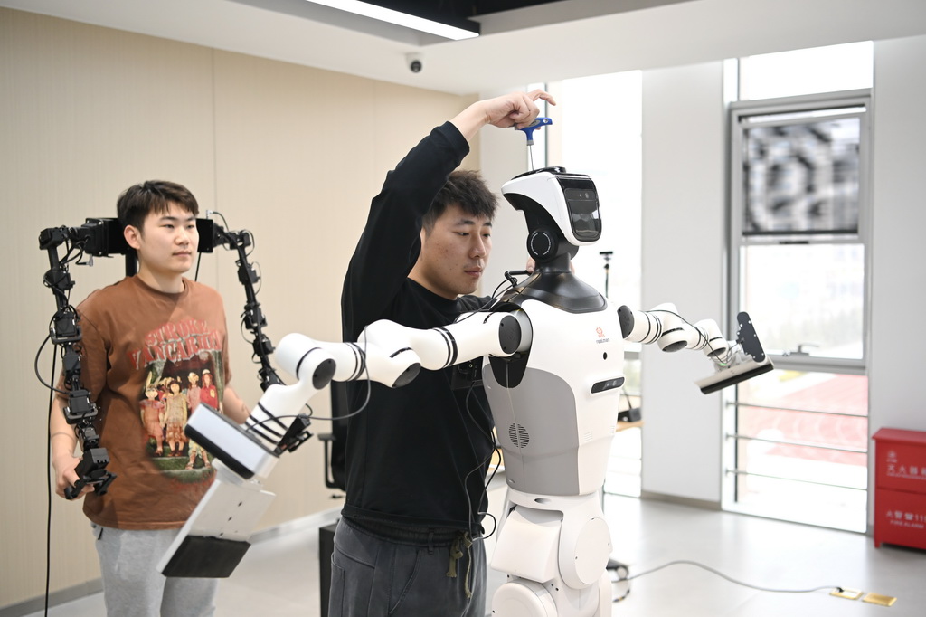 3月17日,在中國雄安集團數字城市科技有限公司具身智能訓練場,工作人員對機器人進行調試。