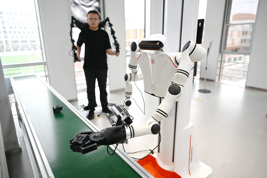 3月17日,在中國雄安集團數字城市科技有限公司具身智能訓練場,工作人員對機器人進行具身智能訓練。