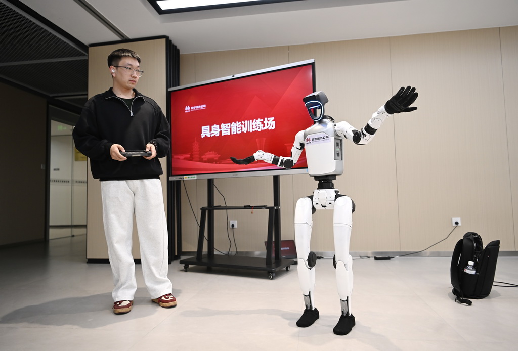 3月17日,在中國雄安集團數字城市科技有限公司具身智能訓練場,工作人員對機器人進行具身智能訓練。