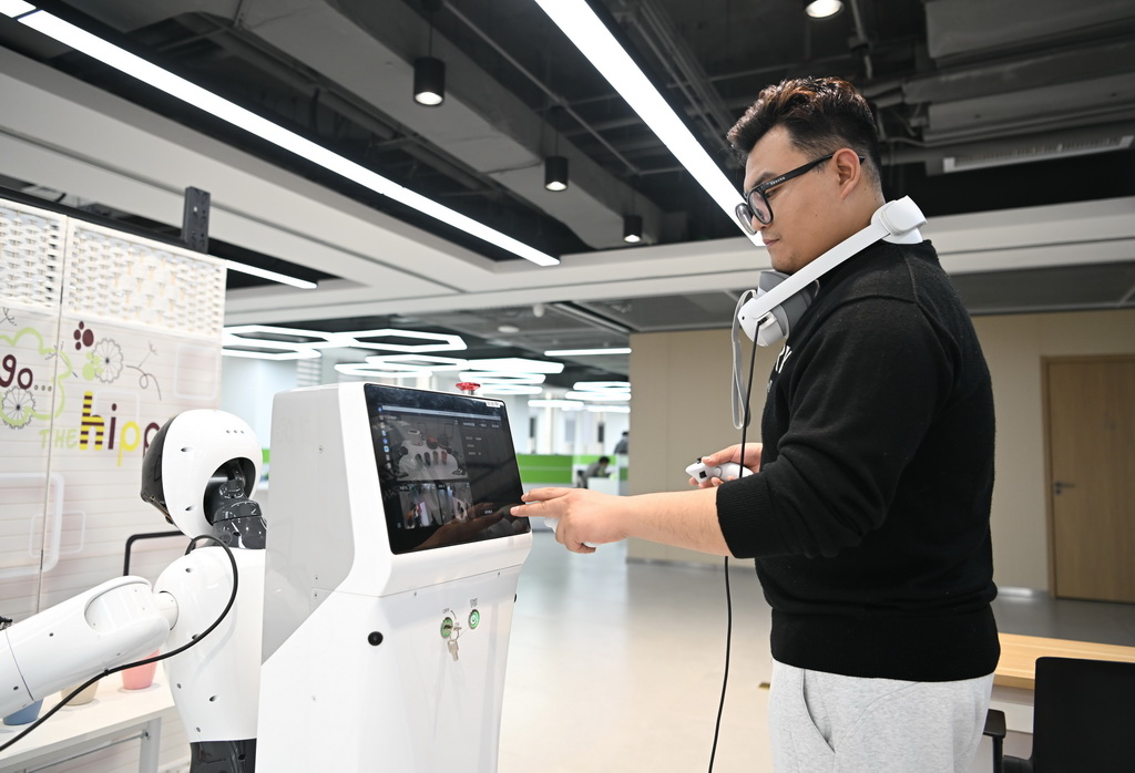 3月17日,在中國雄安集團數字城市科技有限公司具身智能訓練場,工作人員採集機器人訓練數據。