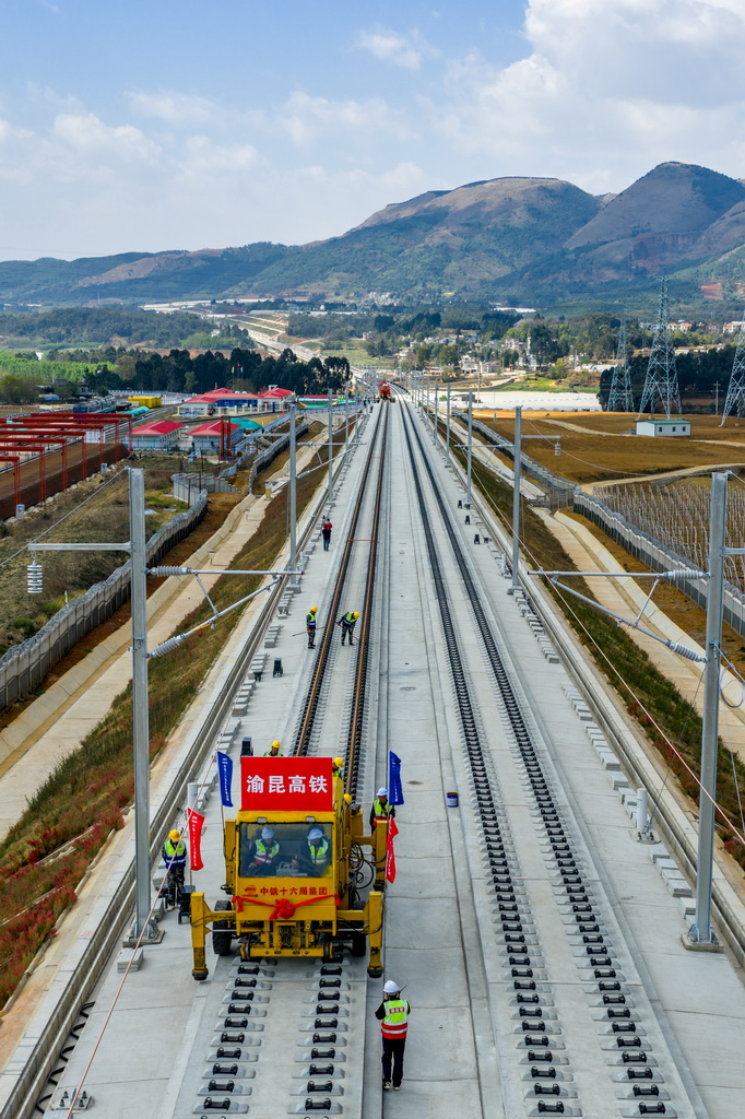 3月18日在云南省昆明市嵩明县拍摄的渝昆高铁施工现场（无人机照片）。