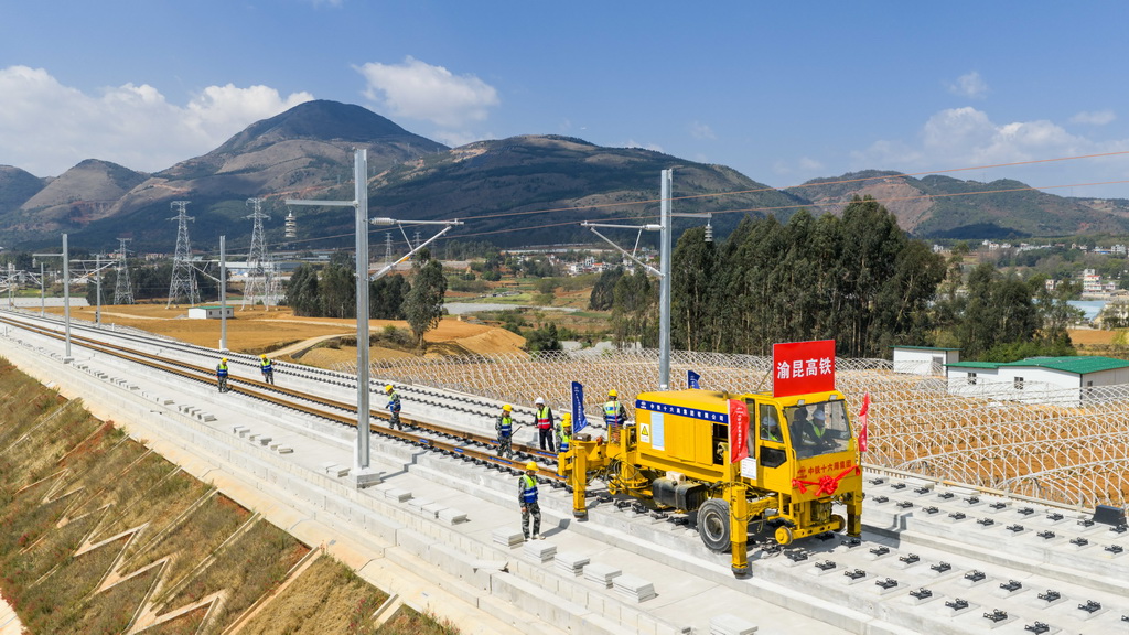 3月18日在云南省昆明市嵩明县拍摄的渝昆高铁施工现场（无人机照片）。