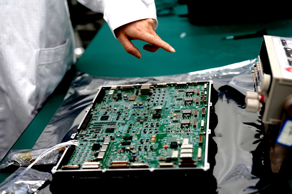 3月17日在上海巡天千河空間技術有限公司拍攝的衛星平板式綜合電子產品。