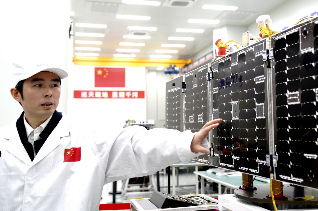 3月17日，上海巡天千河空間技術有限公司副總經理江煒介紹衛星太陽翼產品。