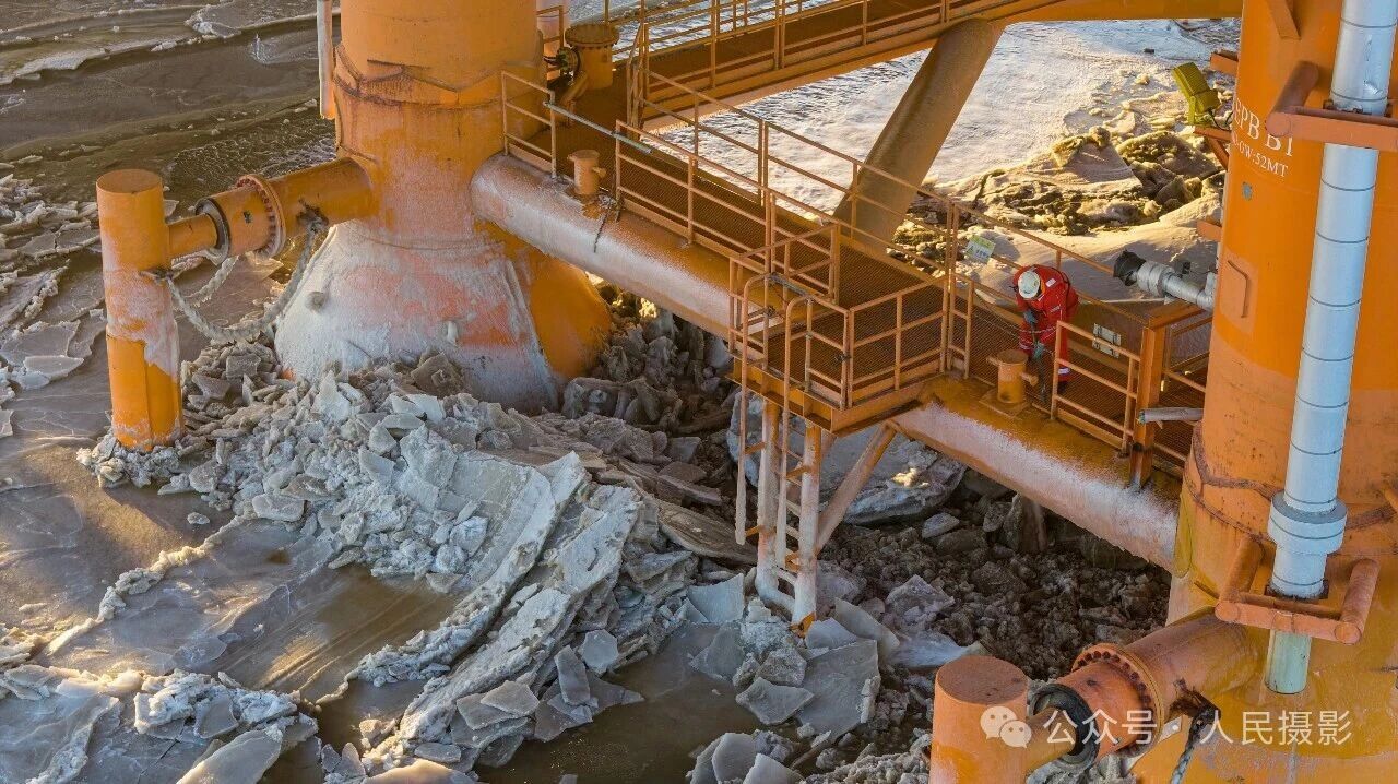 新春走基层作品，《护航油田冬季高效平稳开发》 人民日报 张武军摄 