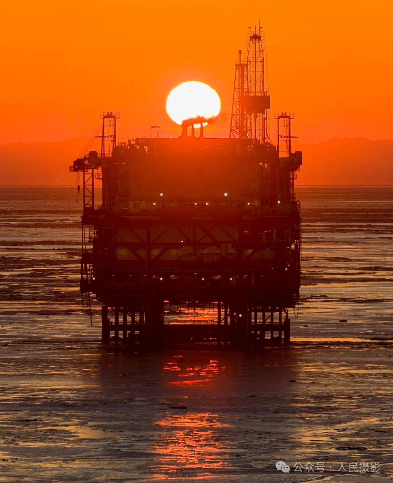 新春走基层作品，《护航油田冬季高效平稳开发》 人民日报 张武军摄 