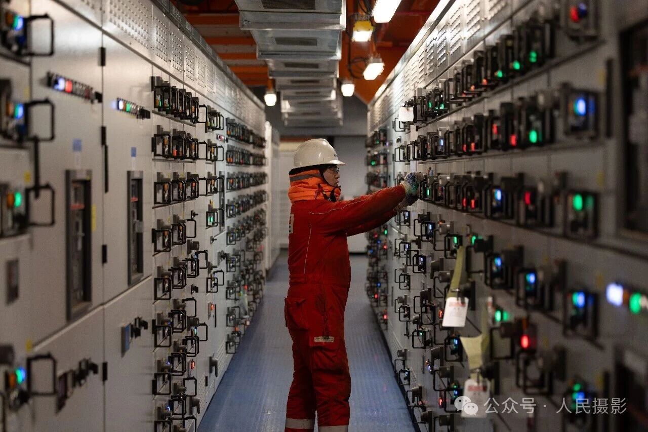 新春走基层作品，《护航油田冬季高效平稳开发》 人民日报 张武军摄 