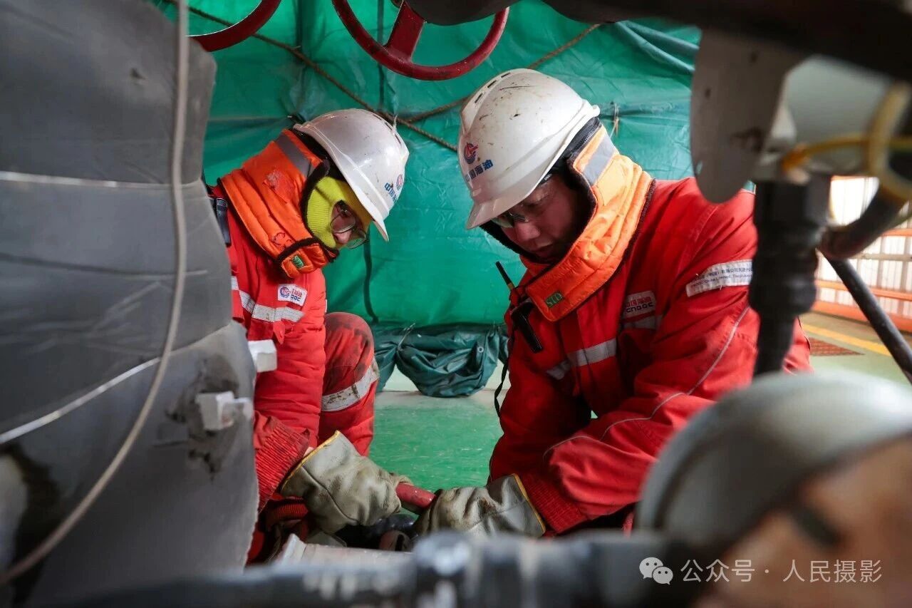 新春走基层作品，《护航油田冬季高效平稳开发》 人民日报 张武军摄 