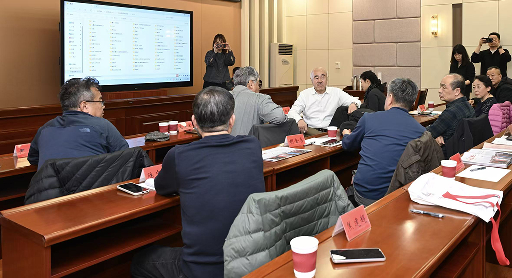 3月15日，中国新闻摄影学会“新春走基层”活动总结会在山西省吕梁市召开。学会领导在热烈讨论。 吕梁日报 刘亮亮摄