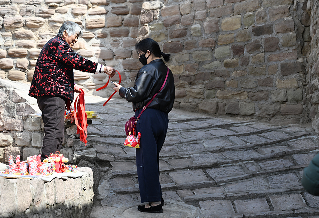 新春走基层作品，《黄河岸边古村落 银发老人绽风采》 冯凯旋摄