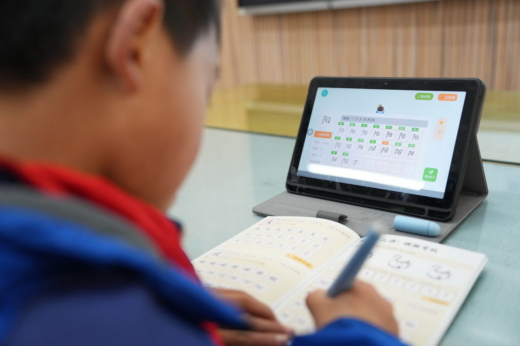 3月17日,学生在湖南湘江新区雷锋小学使用AI练字笔上书写课。他们的一笔一画会实时同步至平板终端,系统会从笔画顺序、笔画数量、间架结构等10个维度自动评测,生成个性化书写报告,帮助学生养成良好的书写习惯。