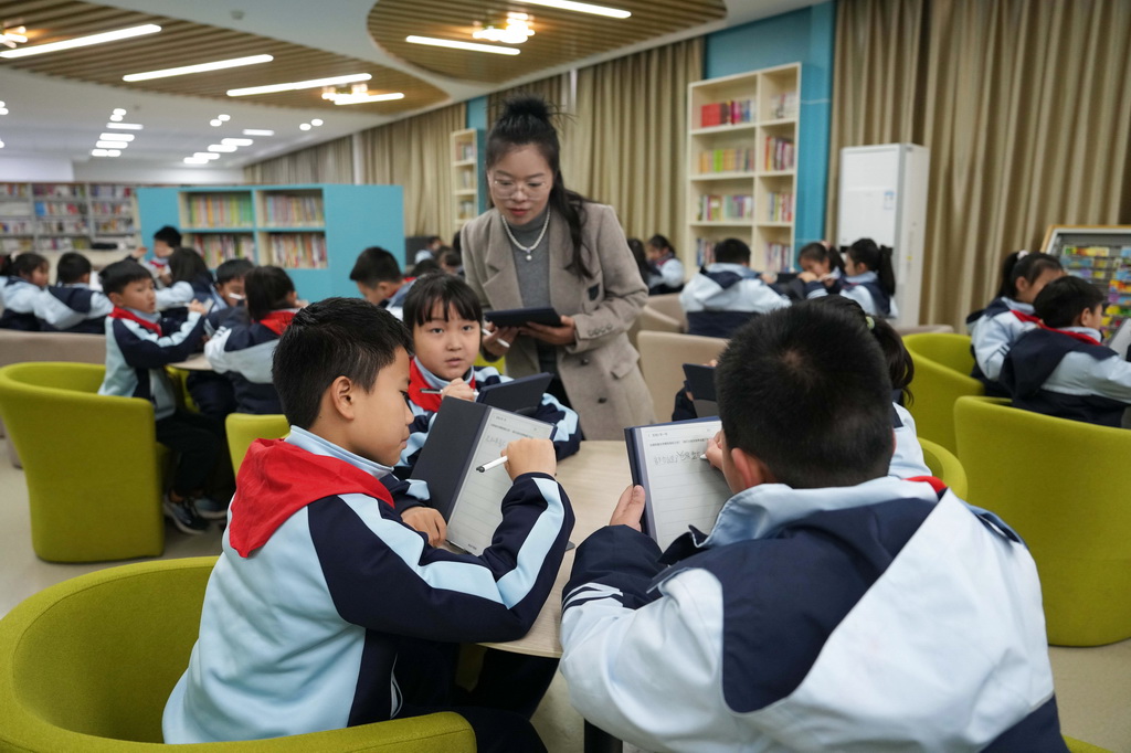 3月17日，学生在湖南湘江新区雷锋小学使用智慧电子阅读终端上阅读课。