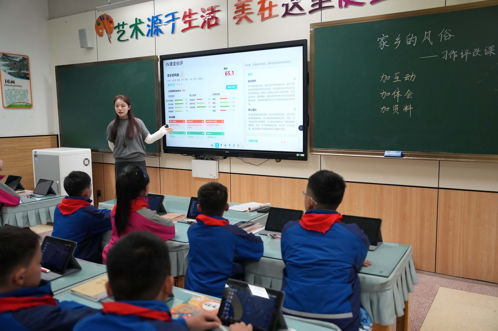 3月17日,老师在湖南湘江新区雷锋小学上习作课。老师使用AI作文评改系统,从立意、结构、语言、内容等多个维度对学生习作进行精准评测,评改系统能智能修正病句、优化表达,还能为学生梳理写作思路、提供个性化修改建议。