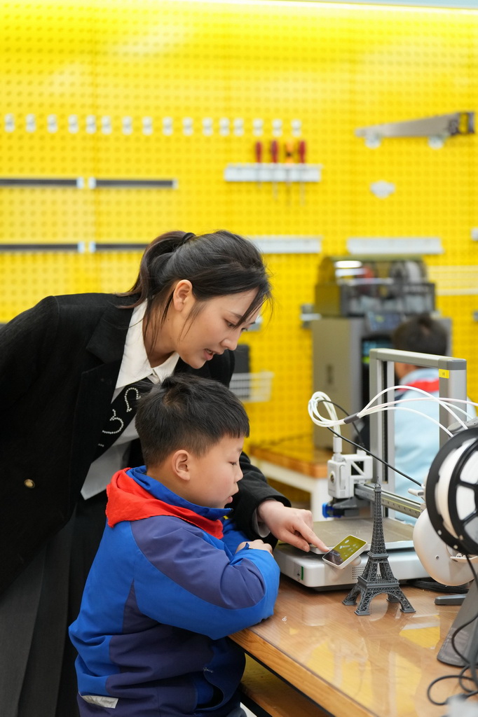 3月17日，老师在湖南湘江新区雷锋小学的3D打印课上辅导学生完成作业。