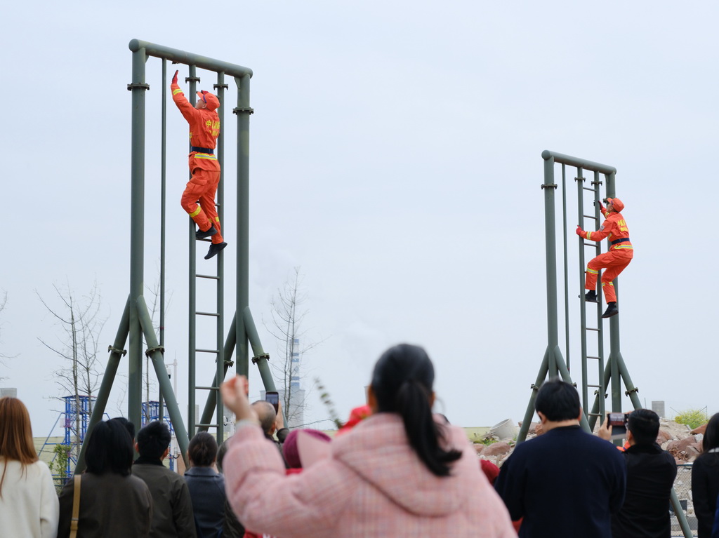 3月18日，新入职消防员进行攀登高梯训练。