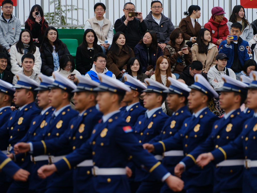 3月18日,新入職消防員在列隊訓練。