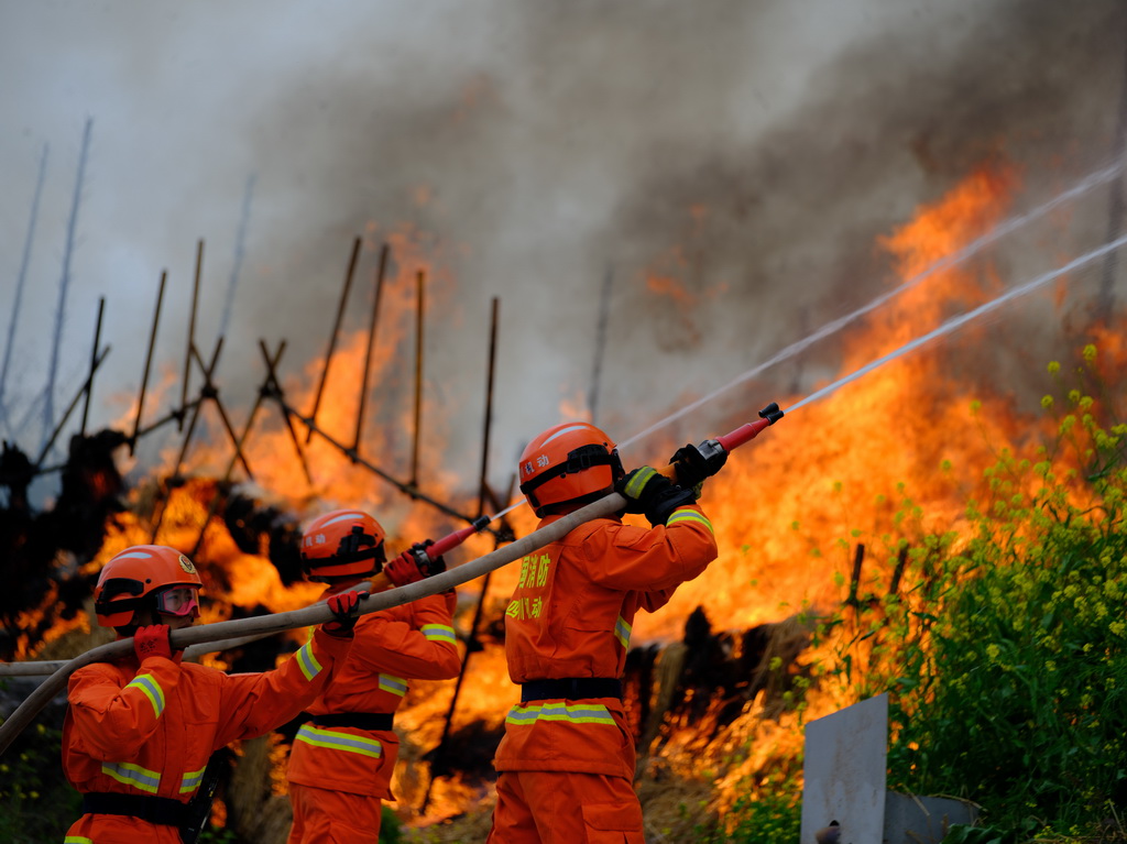 3月18日，新入职消防员进行灭火行动训练。