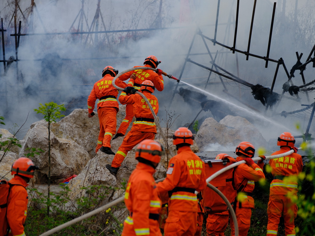3月18日,新入职消防员进行灭火行动训练。