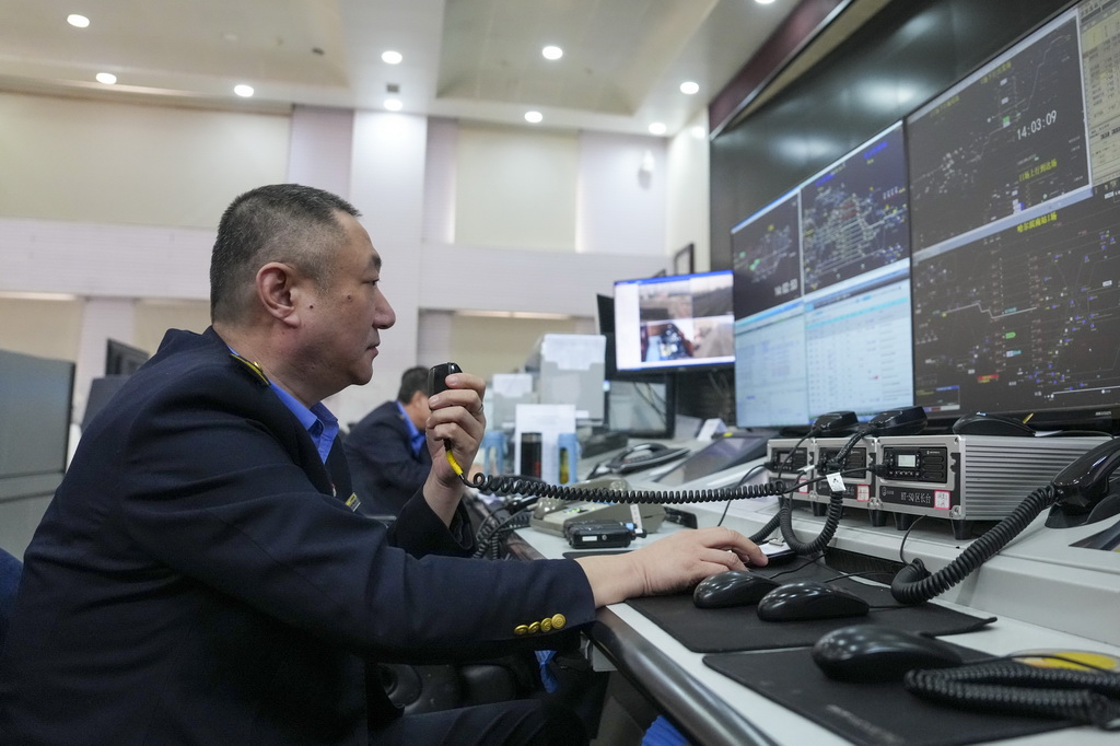 在哈爾濱南站調度車間，工作人員對貨運列車發出調度指令（3月17日攝）。