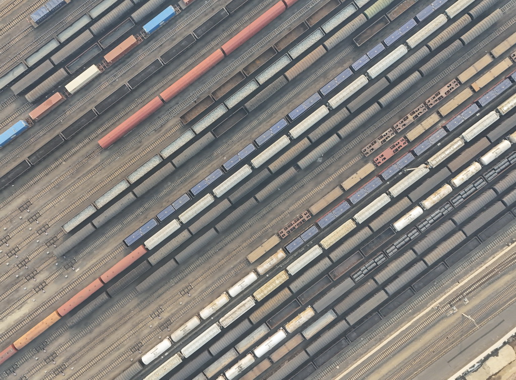 这是3月17日在哈尔滨南站拍摄的编组后装载农资的货运列车（无人机照片）。