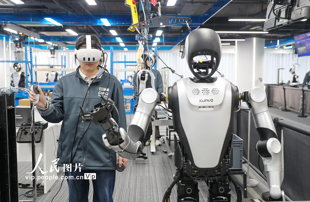 山东青岛:“00后”为机器人当“启蒙老师”【2】