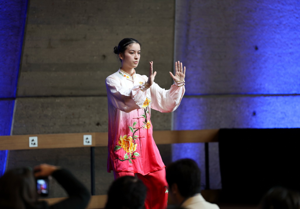 3月18日，太极拳习练者在活动上表演。