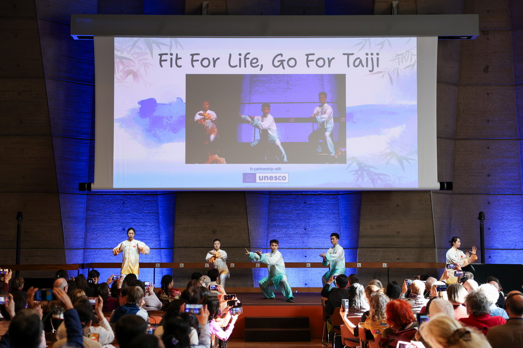 3月18日，太极拳习练者在活动上表演。