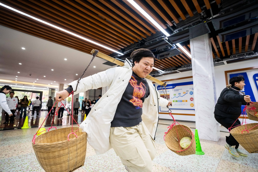 3月19日，学生在湖南农业大学参加农趣运动游戏——竞速搬运。