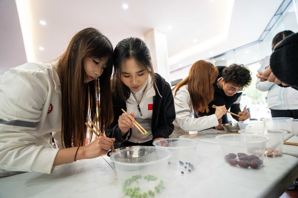 3月19日，学生在湖南农业大学参加农趣运动游戏——接力分种。