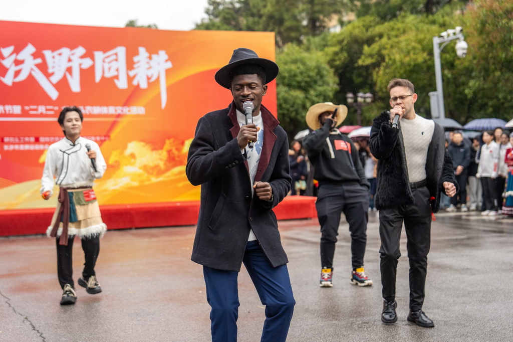 3月19日，湖南农业大学留学生在农耕体育文化活动中唱歌。