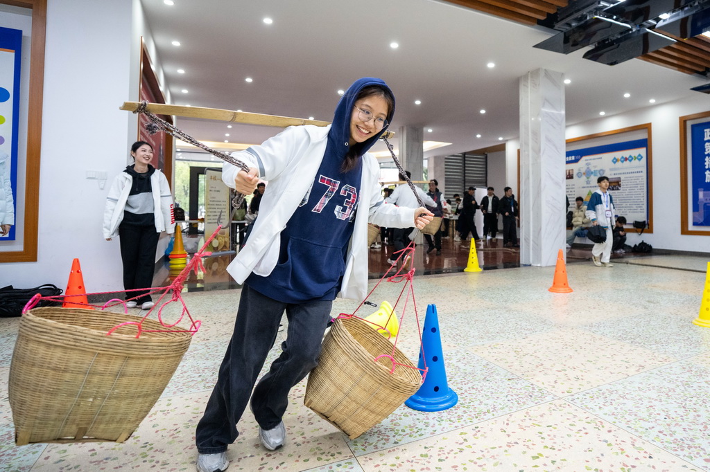 3月19日，学生在湖南农业大学参加农趣运动游戏——竞速搬运。