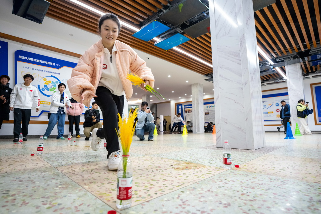 3月19日，学生在湖南农业大学参加农趣运动游戏——抢种抢收。