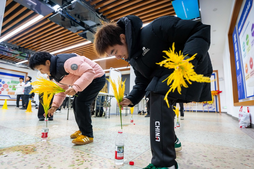 3月19日，学生在湖南农业大学参加农趣运动游戏——抢种抢收。