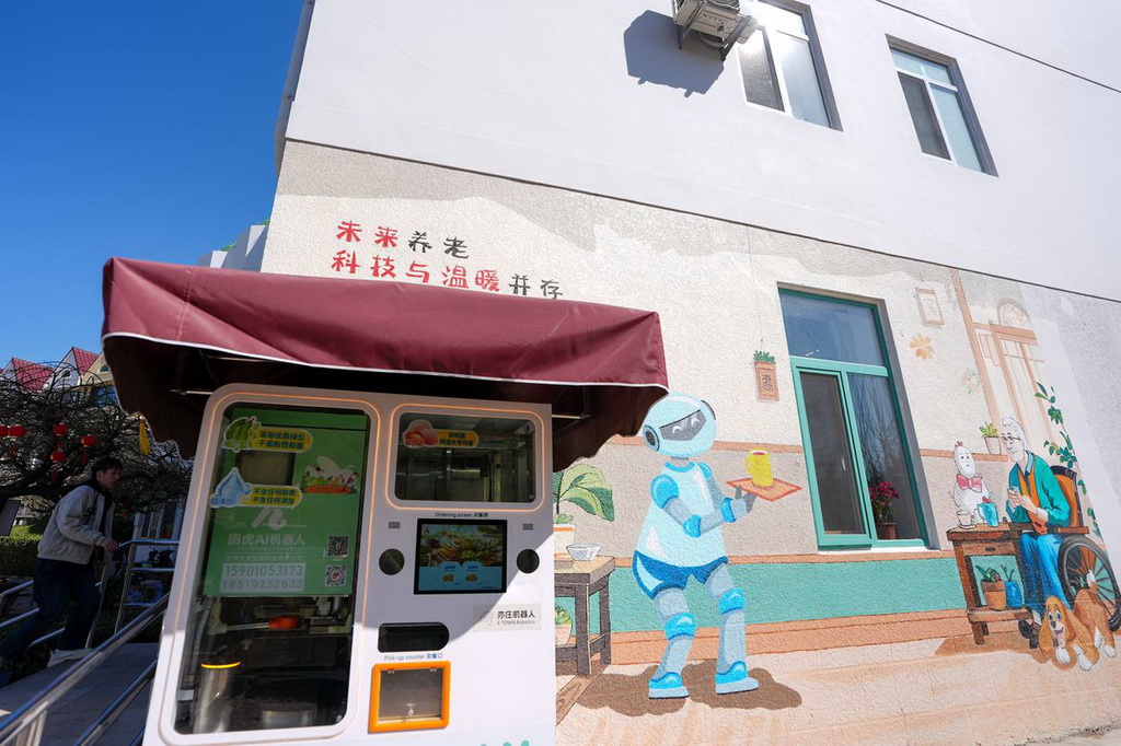 北京荣华街道智慧康养机器人养老驿站外摆放着可以外卖煎饼的“圆虎煎饼机器人”(3月18日摄)。