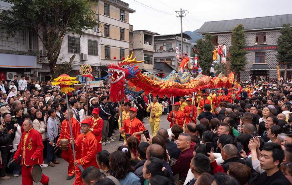 3月21日,在四川省兴文县大坝苗族乡晏州社区,龙灯队开启大坝高装非遗巡游。