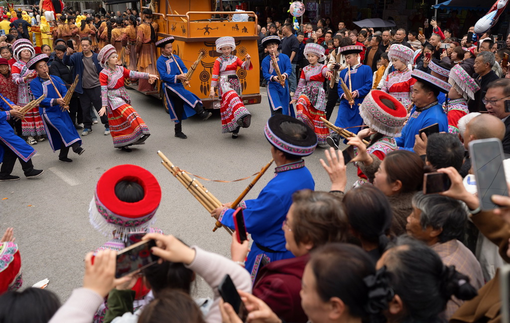 3月21日,在四川省兴文县大坝苗族乡晏州社区,大坝高装非遗巡游队伍中的苗族群众载歌载舞。