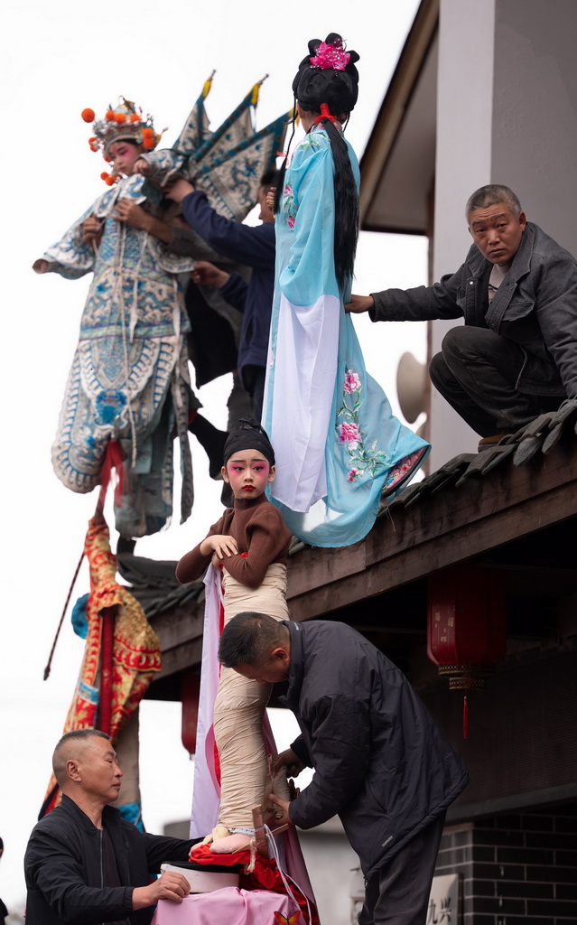 3月20日,四川省兴文县九丝城镇建武村,传承人在准备木台铁桩戏。