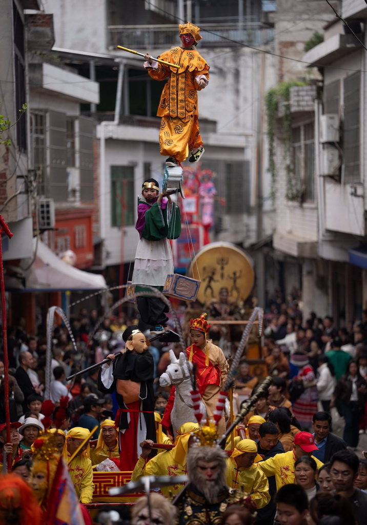 3月21日,四川省兴文县大坝苗族乡晏州社区,演员在巡游活动中表演大坝高装《西游记》。