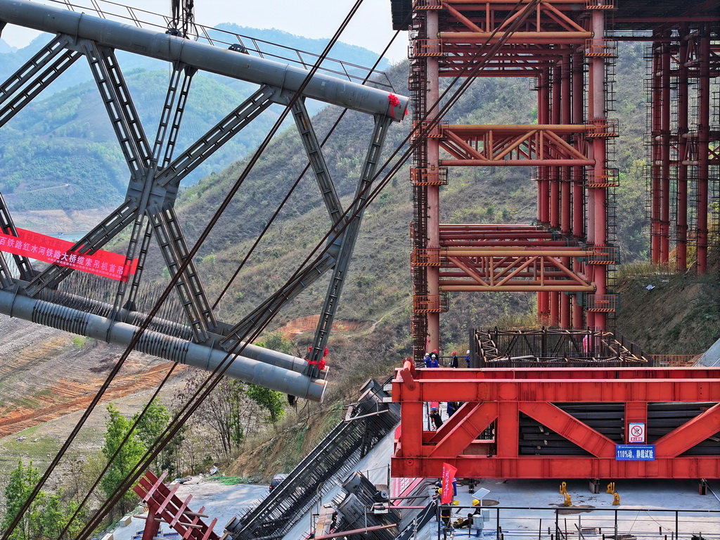 3月21日，黄百铁路红水河铁路大桥首节拱肋在进行吊装（无人机照片）。