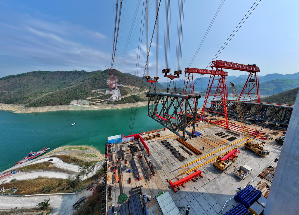 3月21日，黃百鐵路紅水河鐵路大橋首節拱肋在進行吊裝（無人機照片）。