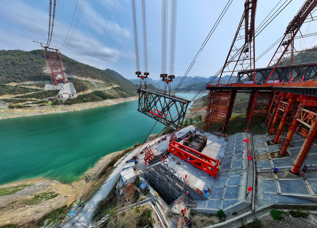 3月21日，黃百鐵路紅水河鐵路大橋首節拱肋在進行吊裝（無人機照片）。