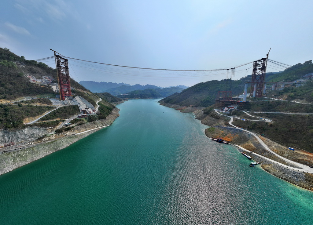 建設中的紅水河鐵路大橋（3月21日攝，無人機照片）。