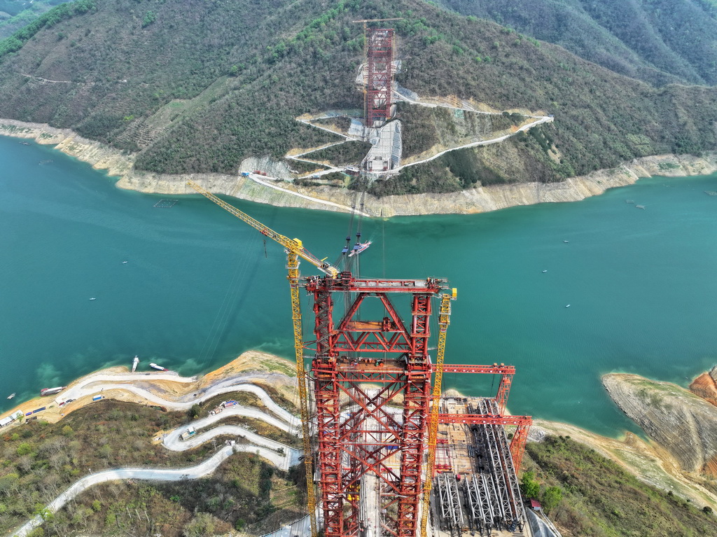 建设中的红水河铁路大桥（3月21日摄，无人机照片）。