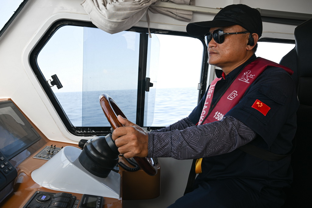 3月19日，工作人員駕駛海上交通保障船由海南三沙永興島駛往趙述島。新華社記者 蒲曉旭 攝