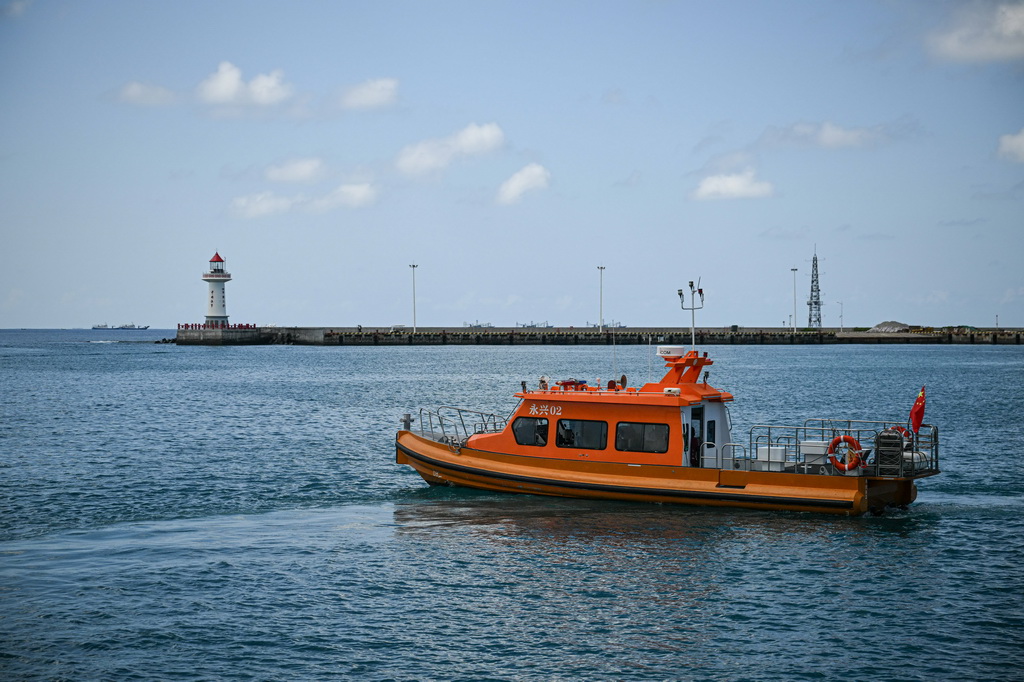 3月19日，一艘海上交通保障船即将由海南三沙永兴岛驶往赵述岛。新华社记者 蒲晓旭 摄