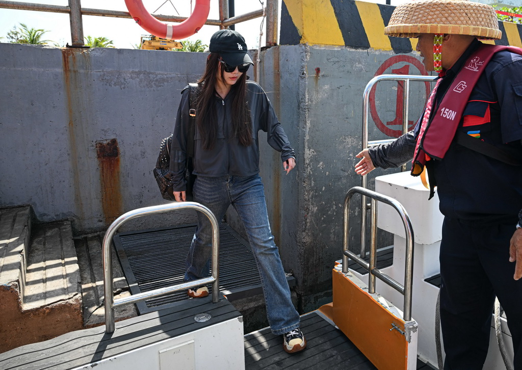 3月20日，乘客在海南三沙趙述島碼頭登上海上交通保障船。新華社記者 劉蓮芬 攝