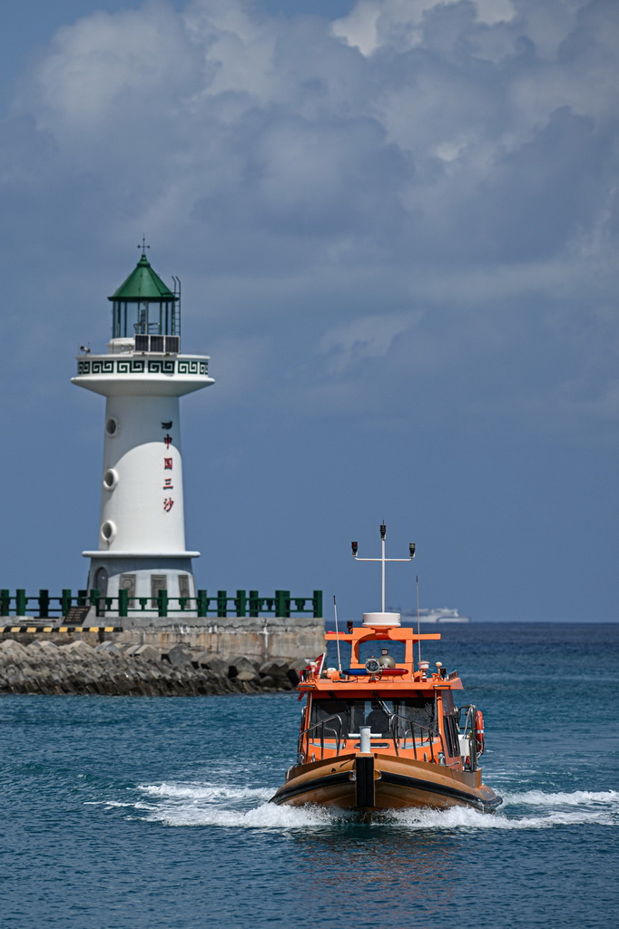 3月19日在海南三沙拍攝的往返於永興島與趙述島的海上交通保障船。新華社記者 劉蓮芬 攝